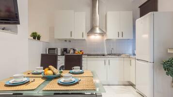 KĂŒhlschrank, Mikrowelle, Wasserkocher mit Kaffee-/Teezubehör, Toaster