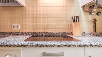 Een koelkast, een magnetron, een oven, een vaatwasser