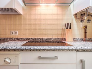 Een koelkast, een microgolfoven, een oven, een vaatwasser