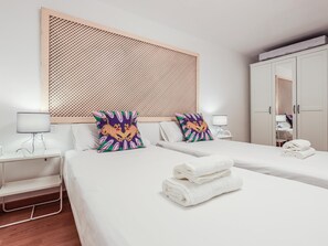 Strykejern/-brett, internettilgang og sengetøy