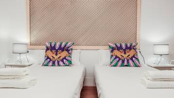 Een strijkplank/strijkijzer, internet, beddengoed