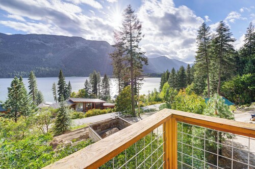 Hot Tub & Stunning Mtn Views! Lake Wenatchee Home