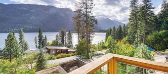 Hot Tub & Stunning Mtn Views! Lake Wenatchee Home