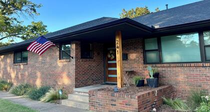 Mid-West Mod-1 mile to OU-Central Norman-Sleeps 16