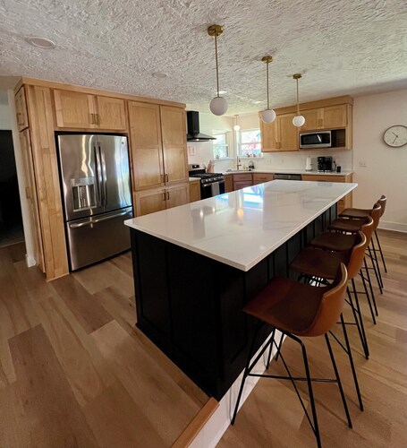 Mid-West Mod-1 mile to OU-Central Norman-Sleeps 16