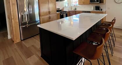 Mid-West Mod-1 mile to OU-Central Norman-Sleeps 16