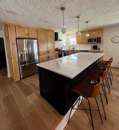 Mid-West Mod-1 mile to OU-Central Norman-Sleeps 16