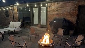 An outdoor patio with a fire pit, wicker chairs, and a grill. - Mid-West Mod-1 mile to OU-Central Norman-Sleeps 16 (Norman)