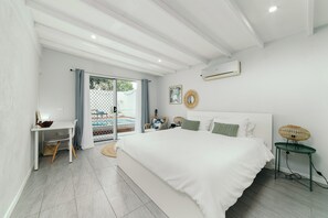 1 chambre, bureau, fer et planche Ă repasser, lit parapluie