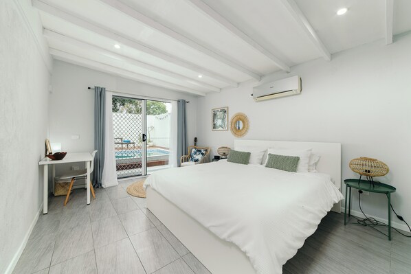 1 chambre, bureau, fer et planche à repasser, lit de bébé portatif