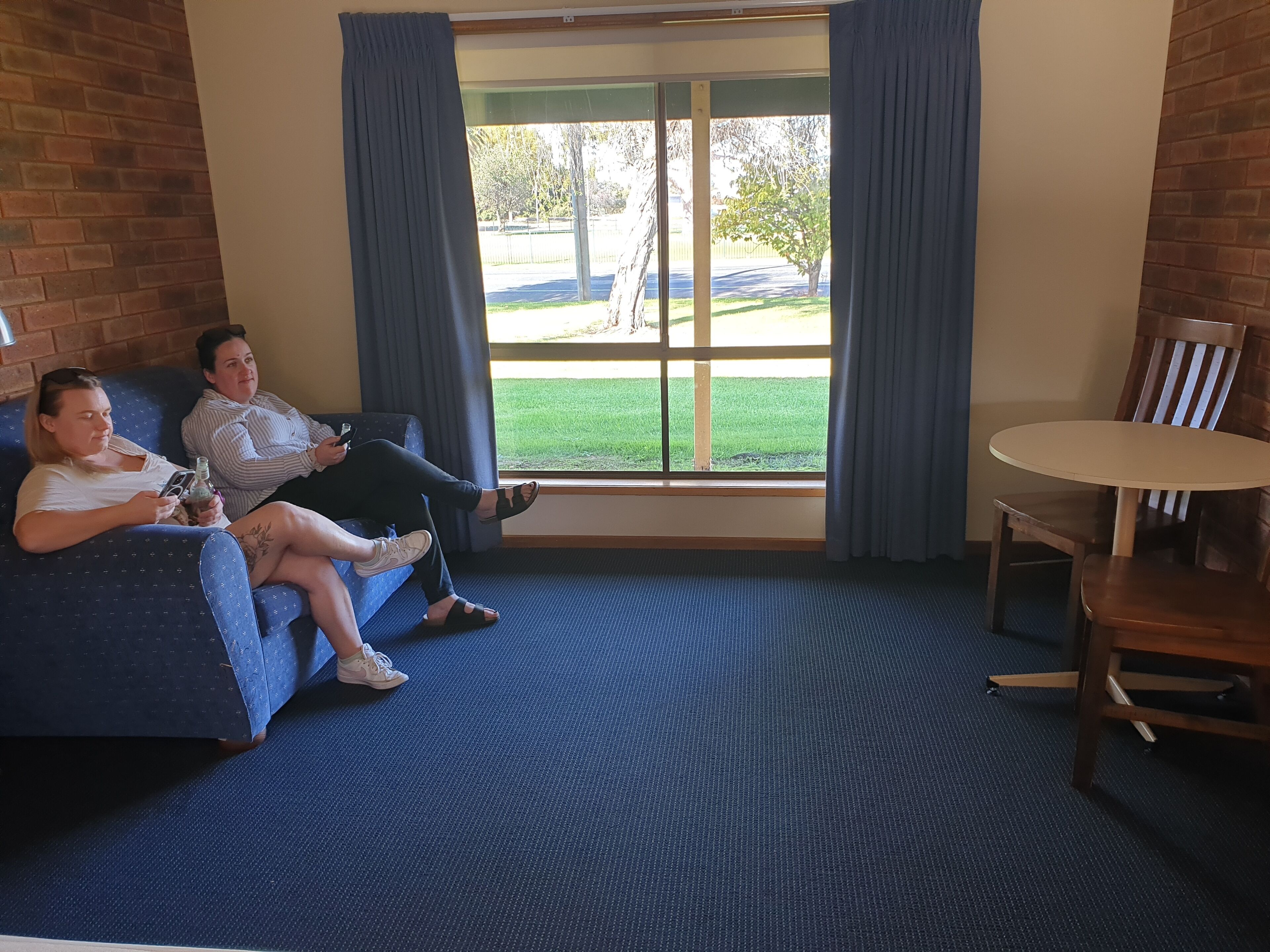 Habitación doble | Área de sala de estar | Televisión de pantalla plana, Netflix, libros y servicios de streaming 