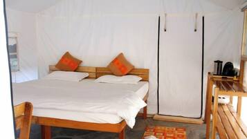 Tienda de campaña de lujo, vista a la montaña | Baño | Toallas, jabón, shampoo, papel de baño