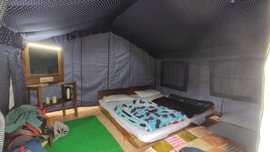 Deluxe tent | Bedden met traagschuimmatrassen, een laptopwerkplek, beddengoed