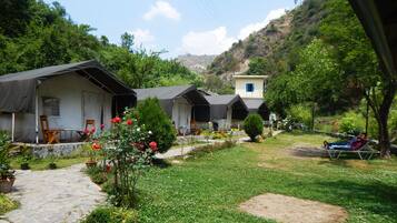 Tienda de campaña de lujo, vista a la montaña | Camas con efecto memoria y espacio para trabajar con laptop