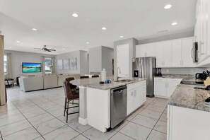 Fridge, microwave, oven, stovetop - Minutes to Disney! Pool, Air Hockey, Dog Friendly! (Kissimmee)