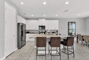 Fridge, microwave, oven, stovetop - Minutes to Disney! Pool, Air Hockey, Dog Friendly! (Kissimmee)