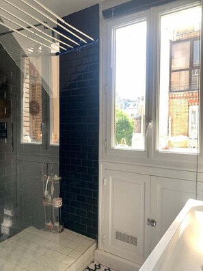 Dusche, Haartrockner, Handtücher