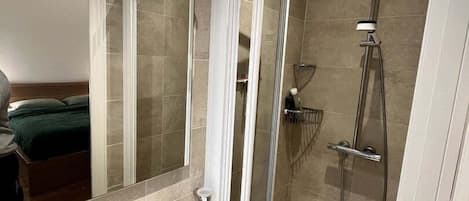 Dusche, Haartrockner, Handtücher