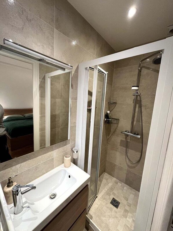 Shower, hair dryer, towels