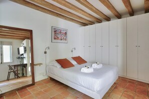 1 bedroom, iron/ironing board, internet, bed sheets