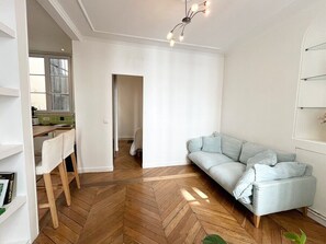 Living area - Apartment next to the Grévin Museum (Paris)