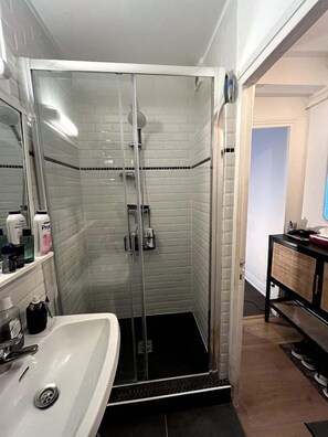 Shower, hair dryer, towels - Beautiful and charming apartment in Bastille (Paris)