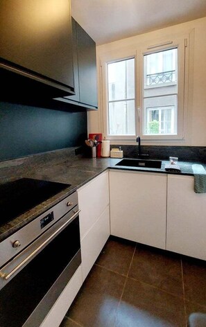 Fridge, oven, dishwasher, coffee/tea maker - Beautiful and charming apartment in Bastille (Paris)