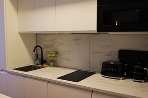 Kühlschrank, Mikrowelle, Ofen, Geschirrspüler