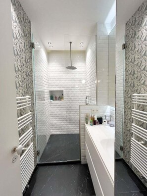 Shower, hair dryer, towels - Balcony | Notre Dame de Paris - 3 bedrooms & 4 pp (Paris 05 Panthéon)