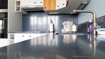 Réfrigérateur, micro-ondes, four, lave-vaisselle