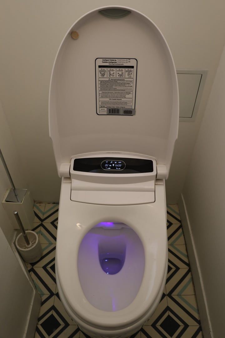 Des toilettes dotées d’un écran numérique et d’un éclairage bleu à l’intérieur de la cuvette.