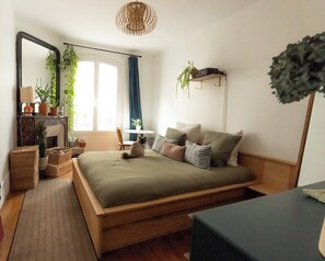 2 bedrooms, iron/ironing board, internet, bed sheets