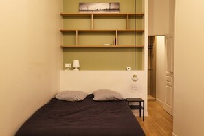 1 bedroom, desk, iron/ironing board, internet - Beautiful Renovated Apartment in Le Marais (Paris)
