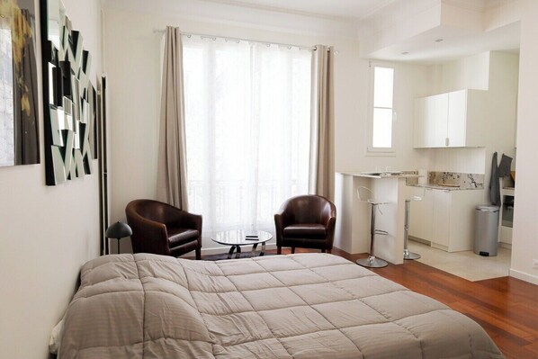 1 habitación, tabla de planchar con plancha, internet y ropa de cama 