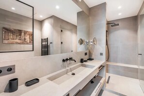 Douche, séchoir à cheveux, serviettes fournies