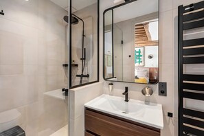 Shower, hair dryer, towels - Luxurious and Historic Apartment | near bon marché (Paris)