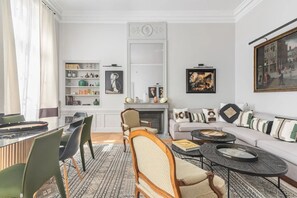 Televisión, chimenea y libros 