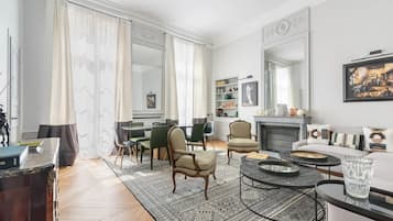 Télévision, cheminée, livres