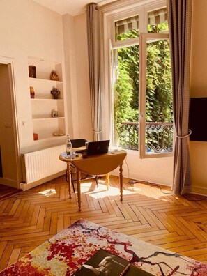 Interior - St Georges - 15’ walk to Opera & Sacred Basilica (Paris)