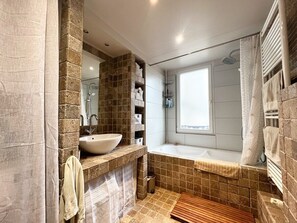 Douche, sèche-cheveux, serviettes fournies, savon