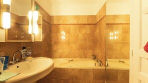 Hair dryer, towels - Spacious | in the Heart of the Marais | 4 people (Paris)