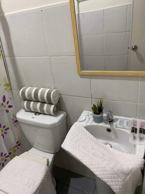 Shower, hair dryer, towels, soap - Chic 1-bedroom apartment with AC, WiFi in Kassel residences moonwalk parañaque  (Parañaque)