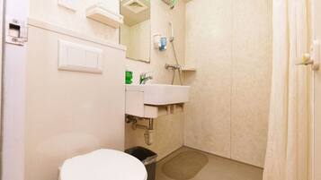 Economy Twin Room | Bathroom | Shower, hair dryer, towels, shampoo