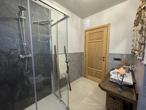 Bruser, hårtørrer, bidet