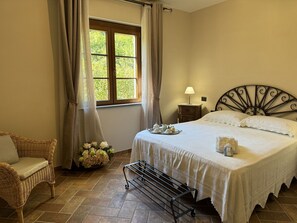 3 habitaciones, tabla de planchar con plancha y cuna de viaje 