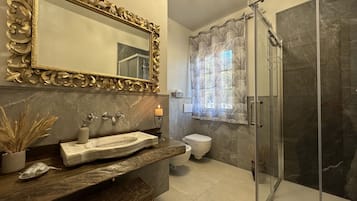 Dusche, Haartrockner, Bidet