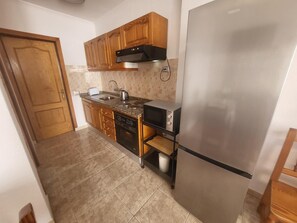 Geladeira, micro-ondas, fogão, cafeteira/chaleira