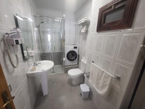 Douche, sèche-cheveux, serviettes fournies