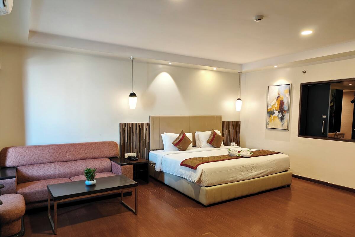 Suite | Desk, laptop workspace, iron/ironing board, free WiFi