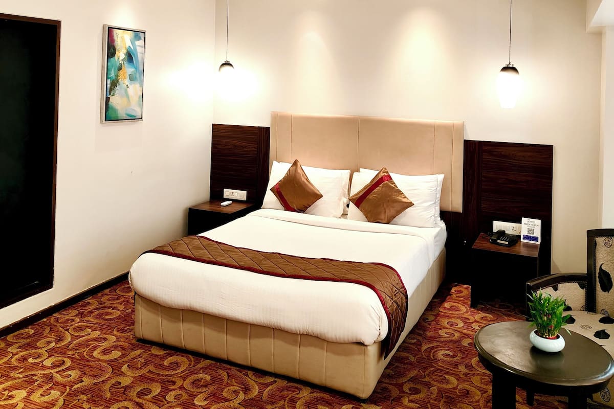 Deluxe Double Room | Desk, laptop workspace, iron/ironing board, free WiFi